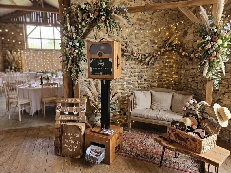 Photobooth vintage en bois pour mariage bohème en grange — location Vendée
