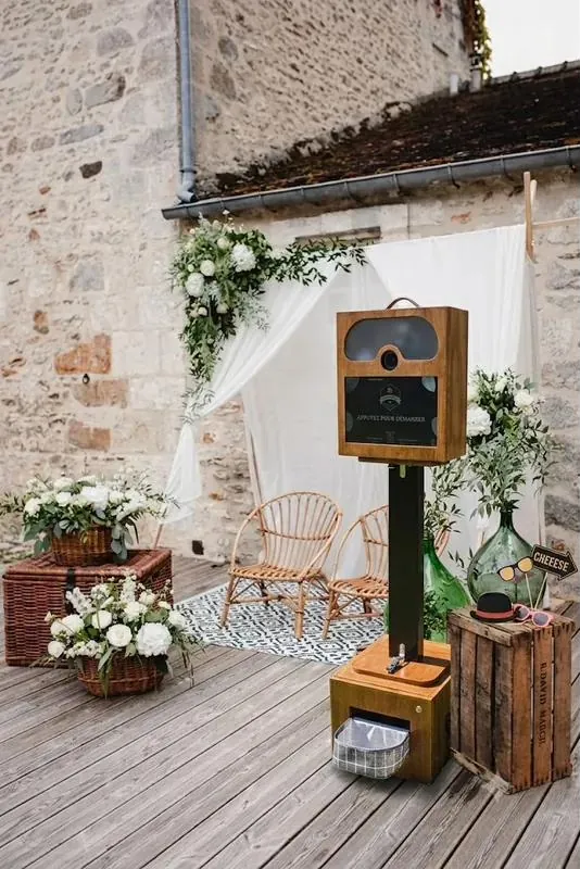 Photobooth vintage en bois pour mariage en extérieur — location borne photo Ouest
