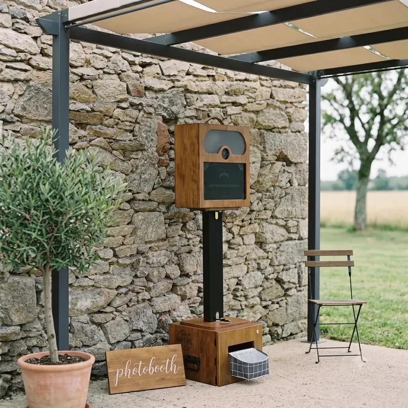 Borne photo vintage installée en terrasse sous pergola — événement extérieur Vendée