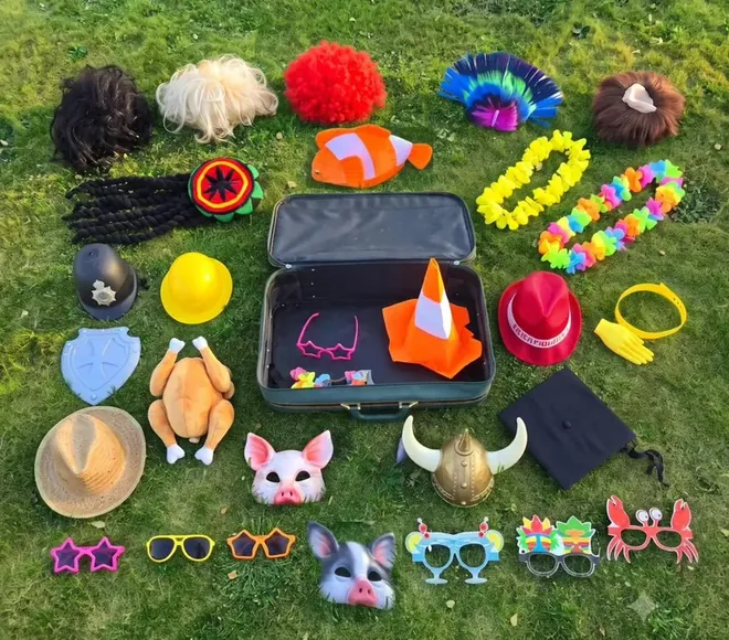 Malle d'accessoires et déguisements pour photobooth — perruques, chapeaux, lunettes