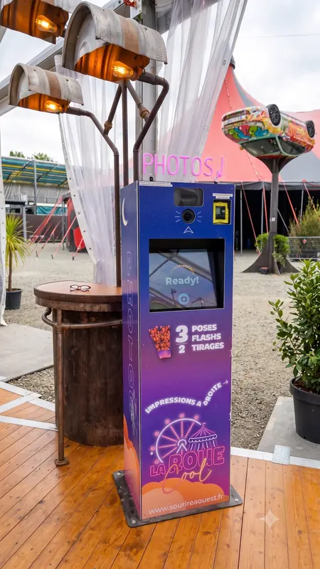 Borne photo personnalisée installée en extérieur lors du festival La Roue Cool