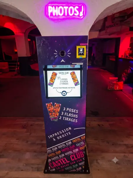 Borne photo personnalisée installée en discothèque, habillage aux couleurs du club