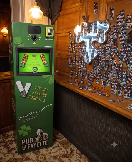 Borne photo personnalisée aux couleurs du Pub La Fayette installée dans le bar